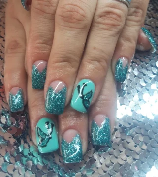 Aplic gel pe unghii